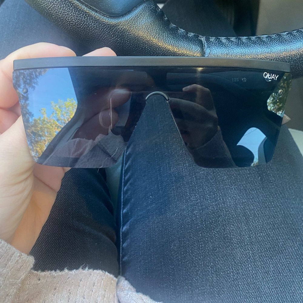 QUAY black sunnies